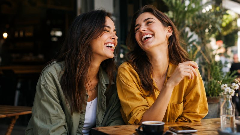 Amigas rindo juntas
